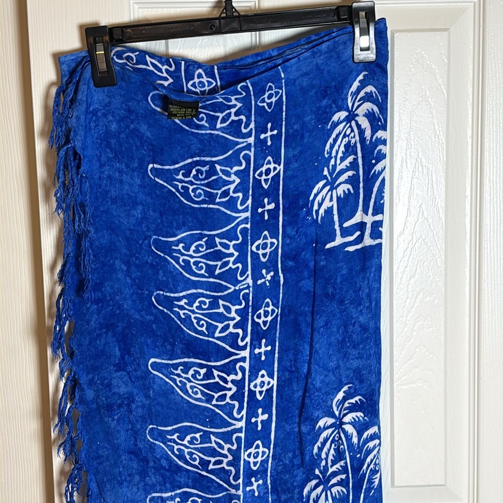 Uluwatu Tropical Print Sarong - Picture 2 of 5